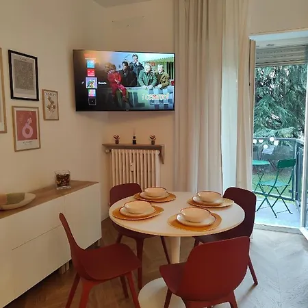 Elegante Bilocale A Con Balcone Милан